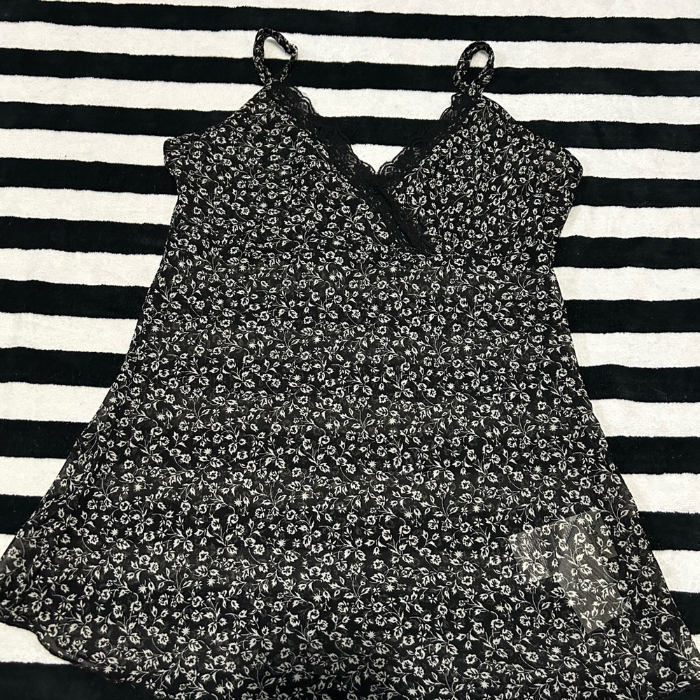 Amisu Black and White Floral Camisole